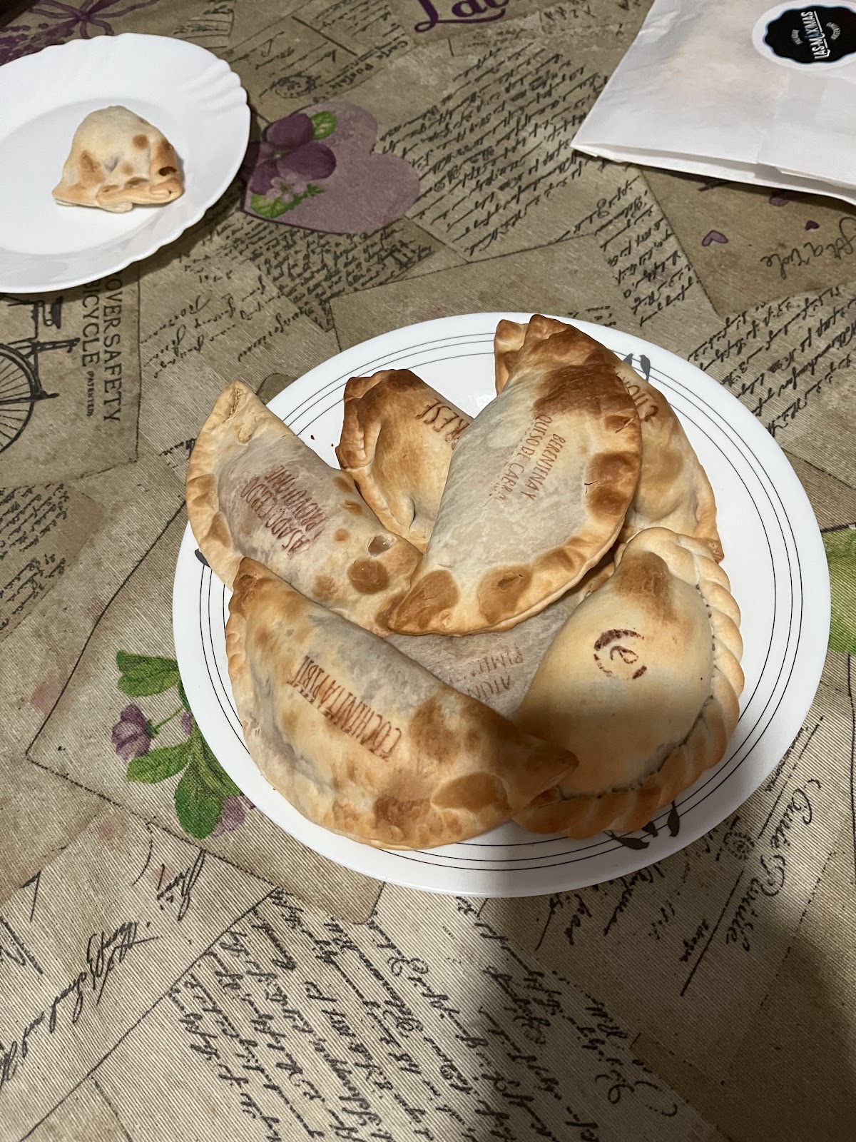 Selección de Empanadas Artesanales Variadas con masa dorada