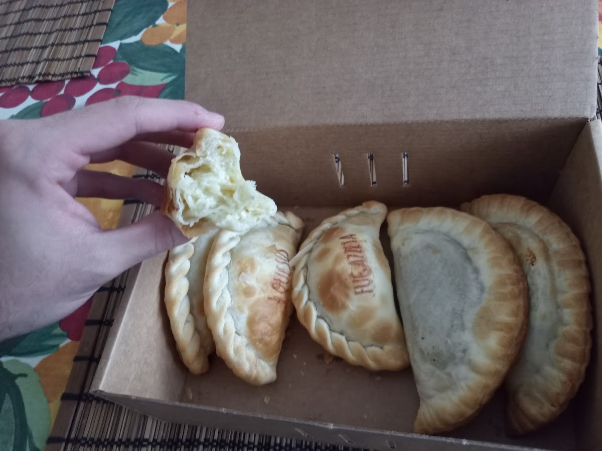 Empanadas con Queso Cremoso presentadas en una caja para llevar